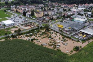 Helikopterji še vedno rešujejo ljudi s streh, huda ura se bliža jugovzhodni Sloveniji; aktiviran načrt Vihra