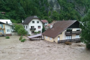 Težka noč za Korošce; Črna še vedno odrezana od sveta