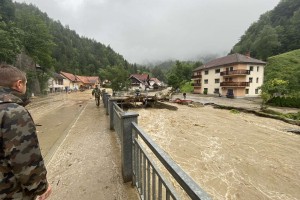 Vojska se je prebila do Črne na Koroškem: takšno je stanje v od sveta odrezanem kraju (FOTO in VIDEO)