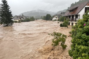 Padavine se umirjajo; zaradi poplavljanja in plazov evakuirali na stotine ljudi; desetine cest še vedno zaprtih