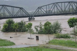 Podrtih ali neuporabnih več mostov; v Kamniku bodo s helikopterjem navezali stik z odrezanimi kraji