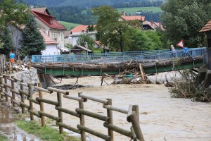 Začeli bodo postavljati montažni most na Prevaljah