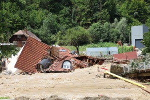 Kjer je bil dom, je ostalo le razdejanje: podivjana reka Meža dobesedno zmlela hišo (FOTO in VIDEO)