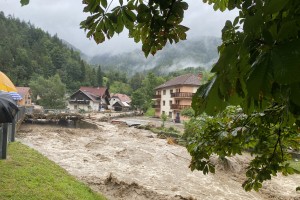 Stotnija vojakov in gasilcev na poti v Črno na Koroškem