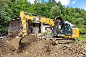 V Slovenijo prihaja pomoč iz tujine: bagri, montažni mostovi, inženirji ...