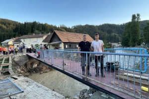 To je domačin, ki je na Prevaljah postavil nov most (FOTO)