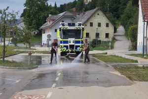 Policija  z vodnim topom čisti ceste (FOTO in VIDEO)