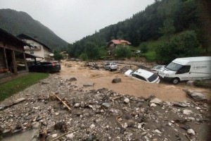 "Zbudilo me je grozno bobnenje, ko je potok valil avtomobile in nosil skale"