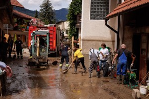 Anketa: večina za obdavčitev bank za financiranje obnove