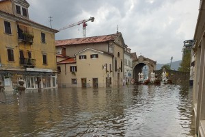 Rdeči alarm! Na Obali poplave in izpadi elektrike, Ajdovščino zdelala toča