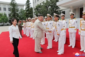 Kim Jong-un hčerko uvaja v diktatorjeve posle: deklica ob očetu, ko ta grozi z jedrsko vojno (FOTO)