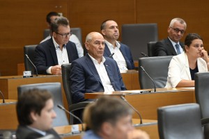 Janša je proti, NSi pa "s stisnjenimi zobmi" za