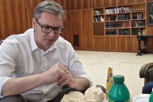 Čisto resna novica iz Srbije: Vučić pojedel sendvič s pariško salamo (VIDEO)