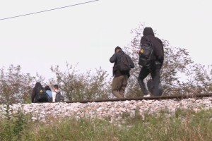 Protesti domačinov vlade ne ganejo, migranti prihajajo na Obrežje in v Središče ob Dravi