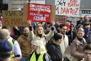 V centru Ljubljane za in proti splavu (FOTO)