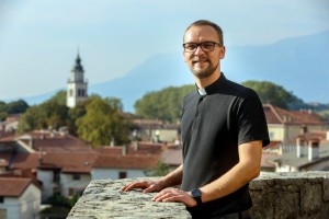 So bile kršene varovane človekove pravice novomeškega škofa Sajeta?