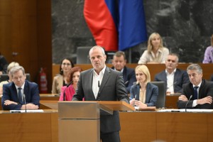 Odstopljeni minister Brežan zavrnil očitke o prepočasnih izplačilih sredstev za obnovo