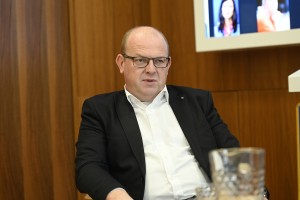 Ne more Vida Čadonič Špelič odločati, katere informacije so primerne za javnost in katere ne
