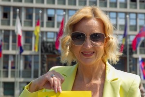 Mojca Šetinc Pašek ruši Marjana Šarca, ta ji odgovarja: Na razpisih ne boste našli ne moje mame ne prijateljev