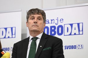 Gibanje Svoboda razkurili plakati SDS