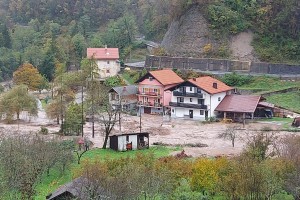 Najhuje je na zahodu Slovenije: evakuacija ljudi iz poplavljene Baške grape (FOTO)