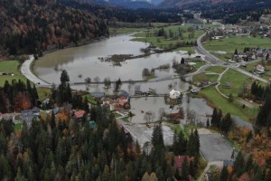 Jezero Ledine izjemno naraslo, podtalnica udarja v nekatere hiše (FOTO)