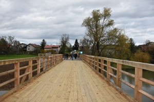 Nov leseni most čez Krko na Borštu odprt za promet