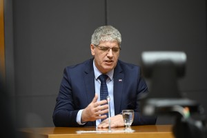 Minister Poklukar: Depolitizacija policije ni lov na čarovnice