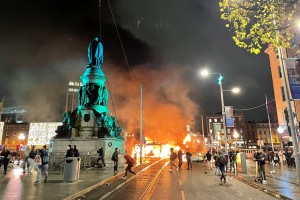 Izgredi skrajnežev po napadu z nožem v Dublinu