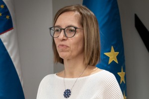 Ministrica napovedala dopolnitev člena interventnega zakona, ki razburja zdravstvo