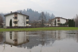 Toksično okolje v domu starejših v Kamniku: na jedilniku najcenejša, nezdrava hrana, zaposleni pa zaradi šikaniranja na antidepresivih, trdijo naši viri