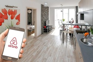 Airbnb zaslužkarje bo zadela kap: oddajanje bi jim omejili na 30 dni na leto!