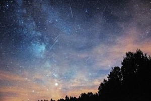 Ponoči se zazrite v nebo in občudujte meteorske roje