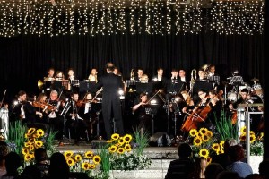 Božični koncert orkestra Cantabile pred ljubljanskim Magistratom