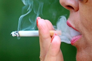 Prihaja dan, ko bo tudi v Sloveniji škatlica cigaret stala 13 evrov? To je razlog, da cene še kar naraščajo