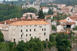 V istrski jami padec več kot 52 metrov globoko