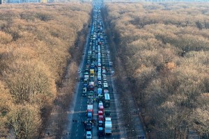 Poglejte, kaj so jezni kmetje naredili v Nemčiji (VIDEO)