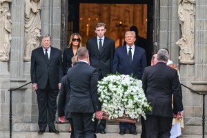 Viktor Knavs in Melania sta se poslovila od Amalije; na Raki so se zanjo oglasili zvonovi (VIDEO)