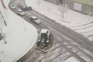 Sneg in podrta drevesa ovirajo promet