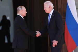 Poljub smrti: Putin podpira Bidna za predsednika ZDA