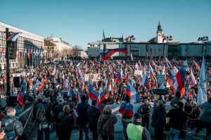 Golob na palici in "Lopovi, lopovi!" pred parlamentom (FOTO)