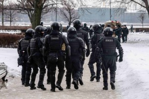 Več kot 150 ljudi protestnikov obsojenih po shodih v spomin na Navalnega