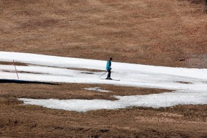 Poglejte to žalost iz Kranjske Gore: zaplate snega na rjavi travi, smučišče pa je danes zaprto (FOTO)