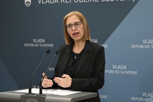 Vlada z odlokom nad stavkajoče zdravnike: te storitve morajo obvezno opravljati