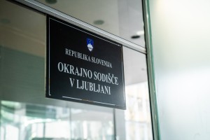 Sodnici je investitor očital, da je zahtevala 100.000 evrov nagrade: njen odvetnik nam je med vrsticami grozil