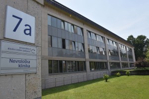 Zdravstveni tehnik, ki naj bi udaril 85-letnega pacienta in mu grozil s smrtjo, ovaden