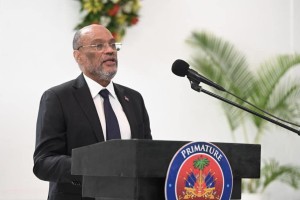 Premier Haitija se je uklonil tolpam, ki ga ne spustijo domov