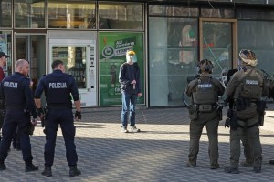 Z nožema oborožen moški sredi Ljubljane grozil ljudem