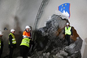 Uničenje slovenskega grba v karavanškem predoru razkurilo grboslovce