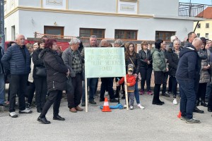 V Metliki protestirali proti zmanjševanju obsega nujne medicinske pomoči v ZD Metlika